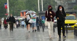 Yağmur, İstanbulluları Taksim’de yakaladı