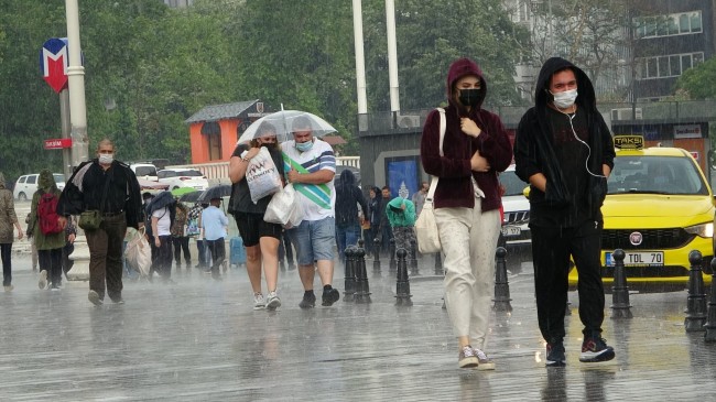 Yağmur, İstanbulluları Taksim’de yakaladı