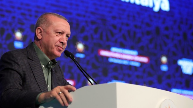 Erdoğan, “Birbirinizin hakkında ileri geri konuşmadan, kıskanmadan çalışın”