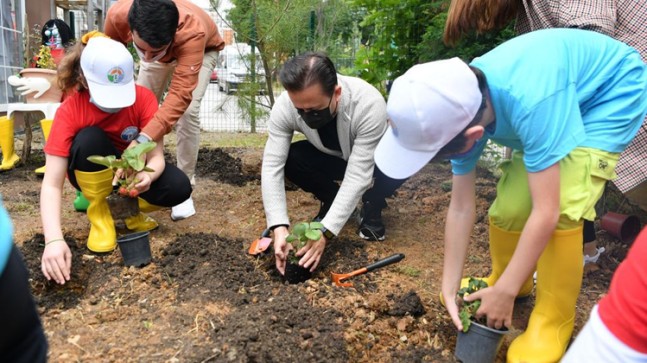 Başkan Yazıcı, öğrencilerle birlikte Ekolojik Bahçede fidan dikti