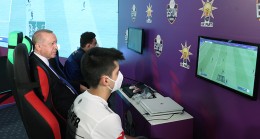 Erdoğan, Gençlik Kolları’nın düzenlendiği e-spor turnuvasının final maçını izledi