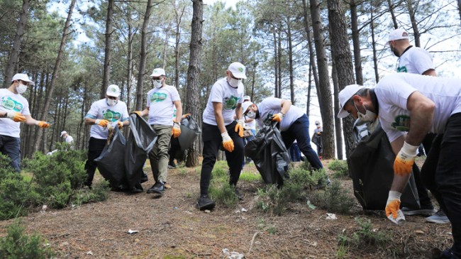 Çekmeköy Belediyesi’nden farkındalık oluşturmak için ormanlık arazide temizlik buluşması