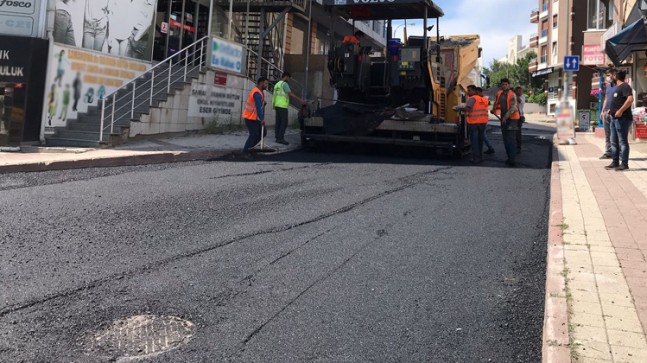 Sancaktepe Belediyesi yol bakım ve asfalt serim çalışmalarına devam ediyor