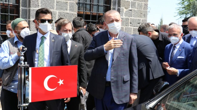 Erdoğan, “Başkaları gibi sırtımızı terör örgütlerine değil, milletimize dayadık”