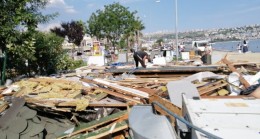 CHP’li İBB ve Büyükçekmece Belediyesi, AK Parti’li Zerrin Çağlar’ın yerini 400 zabıta zoruyla yıktı