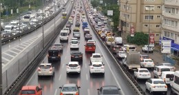 Yağmurda İstanbul trafiği kilitlendi