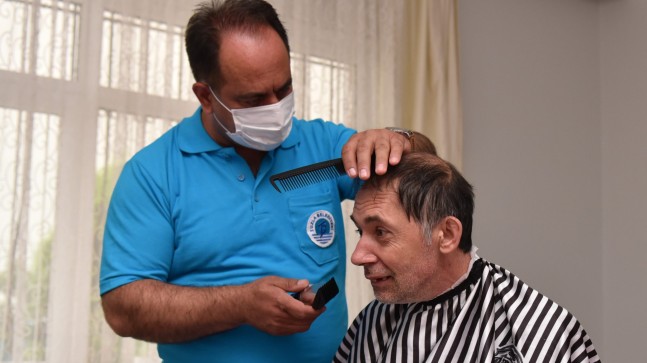 Tuzla Belediyesi berberi, dezavantajlı vatandaşları evlerinde tıraş ediyor