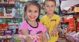 Bakkal, ‘askıda bozuk para’ kampanyası ile çocukları sevindiriyor