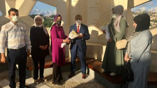 Küçükçekmece ilçe teşkilatı 15 Temmuz Şehitler Anıtı’nda dua edip, şehit ailelerine çiçek verdi
