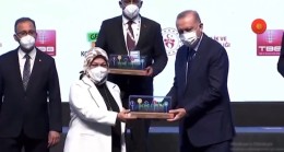 Başkan Döğücü, “Stüdyo Z” projesine verilen ödülü Cumhurbaşkanı Erdoğan’ın elinden aldı