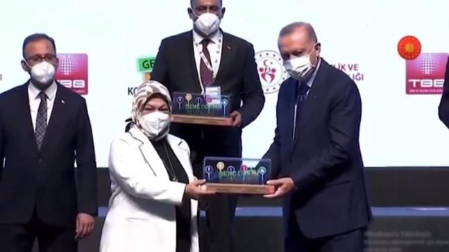 Başkan Döğücü, “Stüdyo Z” projesine verilen ödülü Cumhurbaşkanı Erdoğan’ın elinden aldı