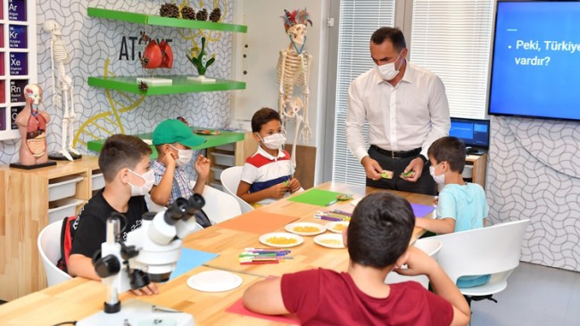 Beyoğlu Belediye Başkan Yıldız, “Bilime meraklı gençlerimizin önlerini açıyoruz”