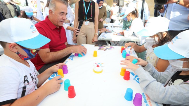 Sultangazi Belediyesi’nin “Bilim Otobüsü” mahallerde çocuklarla buluşuyor