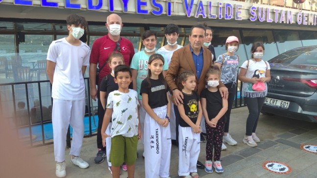 Üsküdar Belediyesi, genç sporcular ve ailelerine İstanbul Boğazı’nı gezdirdi