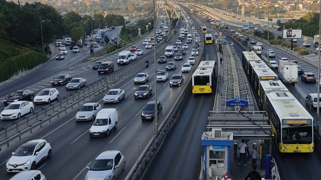 İstanbullar güne trafikle uyandı