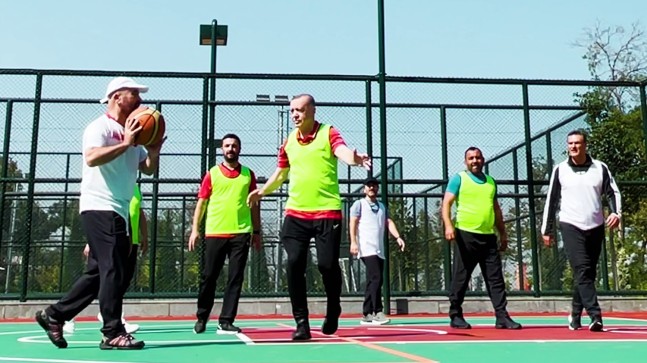 Cumhurbaşkanı Erdoğan, basketbol maçında da klasını gösterdi