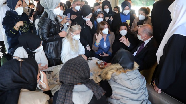 Cumhurbaşkanı Erdoğan, Çengelköy’de hanımlarla kahve içti, sohbet etti