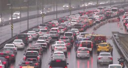 İstanbul’da yağmur trafiği etkiledi