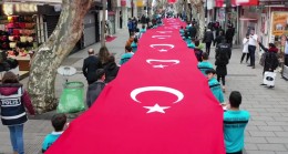 Pendik’te 98 metrelik dev Türk Bayrağı ile yürüyüş yapıldı