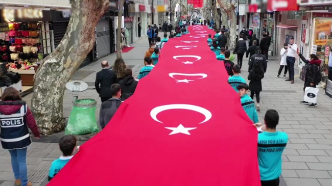 Pendik’te 98 metrelik dev Türk Bayrağı ile yürüyüş yapıldı