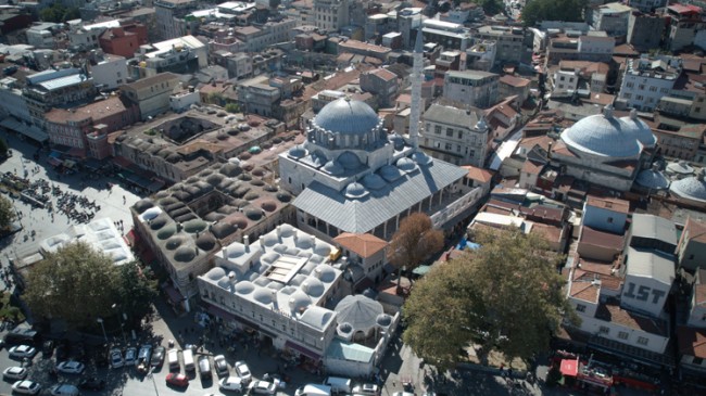 Rüstem Paşa Camii’nde bulunan 400 yıllık Kabe tasvirli çini pano