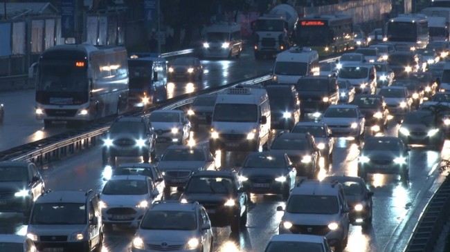 Yağmur, İstanbul’da trafiği kilitledi