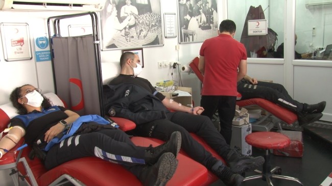 Polis ekiplerinden Kızılay’a kan bağışı