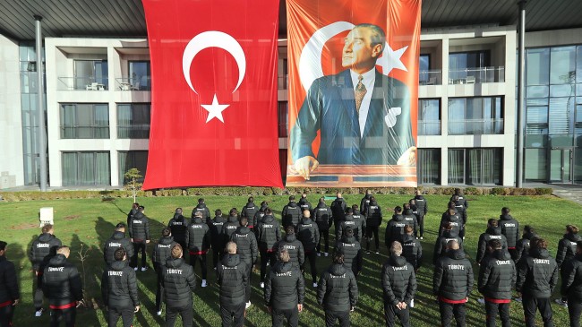 A Milli Takım’dan Atatürk’ü saygı
