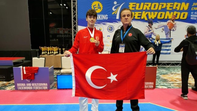 Avrupa Şampiyonu olan Yiğithan Kılıç, İstiklal Marşımızı çaldırarak Türk Bayrağını göndere çektirdi
