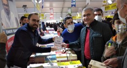 Belediye Başkanları Türkmen ve Yıldırım, Eğitimci Yazar Ömer Şahan’ı imza gününde yalnız bırakmadı