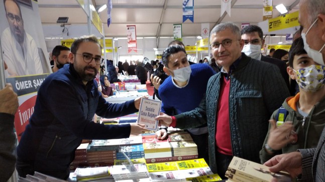 Belediye Başkanları Türkmen ve Yıldırım, Eğitimci Yazar Ömer Şahan’ı imza gününde yalnız bırakmadı