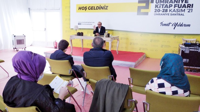 Tarihçi Yazar Mehmet Mazak, kitaplarını okurları için imzaladı