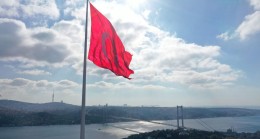 Türkiye’nin en büyük bayrakları en uzun direklerde İstanbul semalarında göndere çekildi