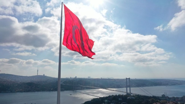 Türkiye’nin en büyük bayrakları en uzun direklerde İstanbul semalarında göndere çekildi