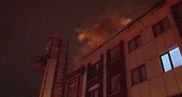Çekmeköy’de apartman çatısı yandı