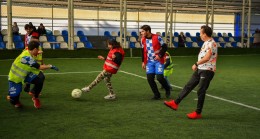 Tuzla Belediye Başkanı Doktor Şadi Yazıcı, özel çocuklarla halı saha maçına çıktı