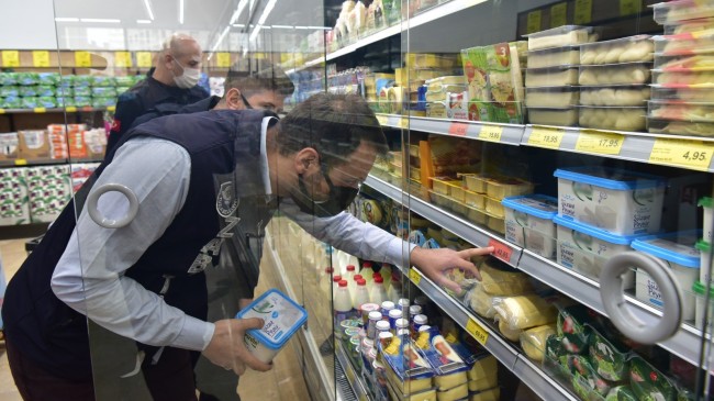 Tuzla Belediyesi zabıta ekiplerinden market denetimleri devam ediyor