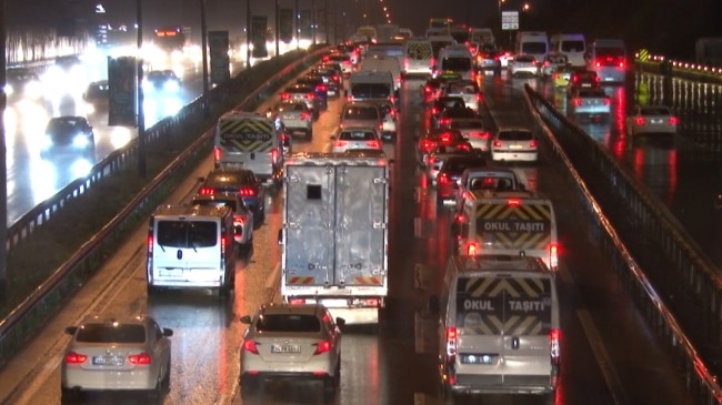 Yağmur, İstanbul trafiğini etkiledi