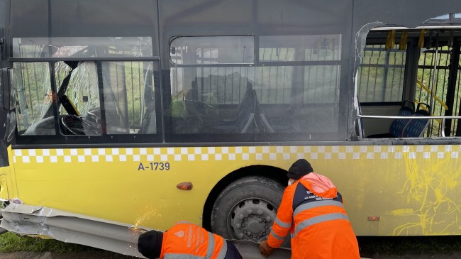 İETT otobüsü kaza yaptı, yolcular camlar kırılarak çıkarıldı