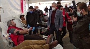 Yüzlerce taksici kontak kapatarak Üsküdar’da kan bağışında bulundu
