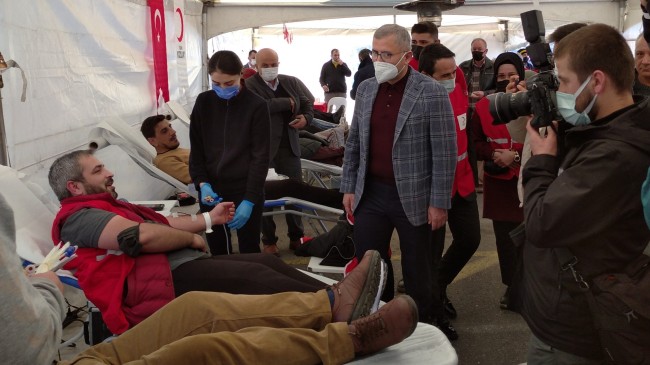 Yüzlerce taksici kontak kapatarak Üsküdar’da kan bağışında bulundu