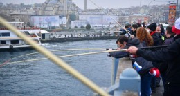 Gazeteciler, Haliç’e olta atarak balık tuttu
