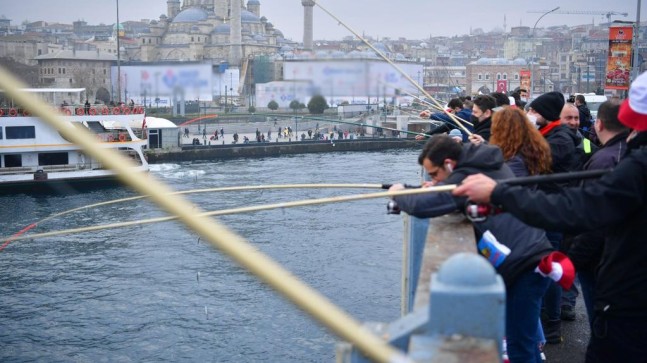 Gazeteciler, Haliç’e olta atarak balık tuttu
