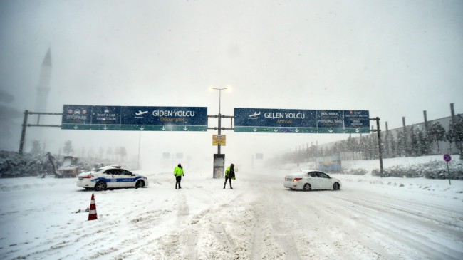 İstanbul Havalimanı’nda giden yollar ulaşıma kapandı
