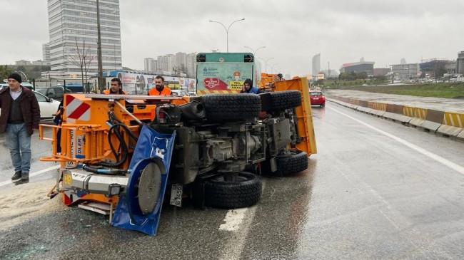 Kadıköy’de devrilen, İBB’ye bağlı kar küreme aracının sürücüsü alkollü çıktı