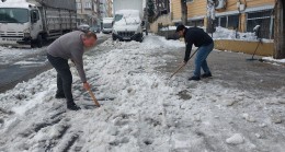 Küçükçekmece Belediyesi ortalıklarda görünmeyince karı kendileri temizledi