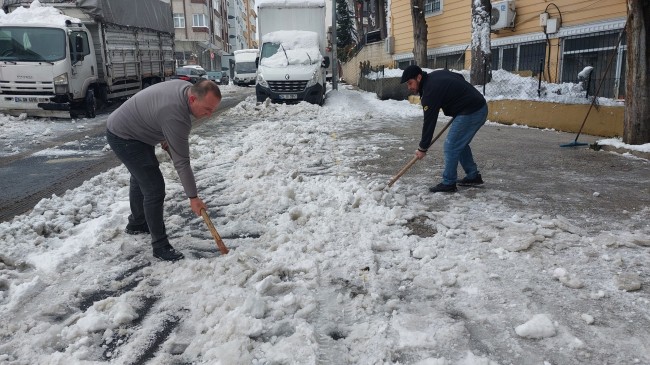 Küçükçekmece Belediyesi ortalıklarda görünmeyince karı kendileri temizledi