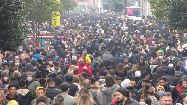 Türkiye’de vaka sayısı 95 bin, İstiklal Caddesi’nde izdiham var maske yok!
