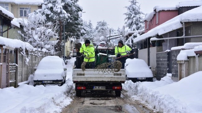 Tuzla Belediyesi, ilçede kar temizleme çalışmalarını aralıksız sürdürüyor