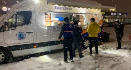 Tuzla Belediyesi’nden, karda mahsur kalan vatandaşlara sıcak çorba ikramı